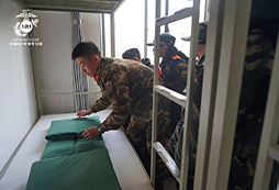教官向我們演示軍人是怎么疊被子的
