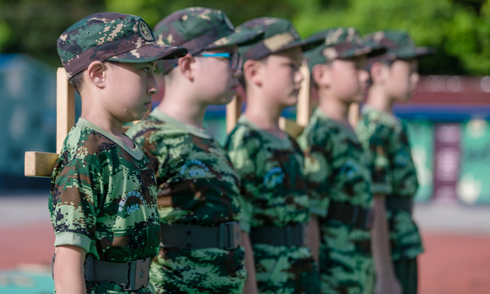 背十字架，站軍姿