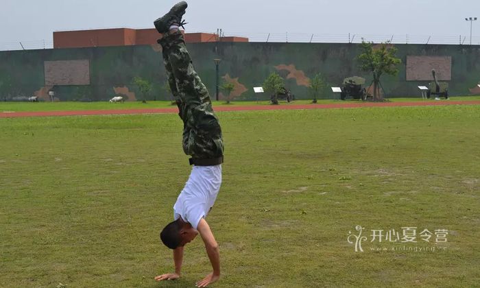 在軍事夏令營活動中的小興奮