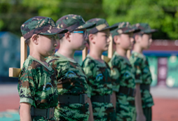 背十字架，站軍姿