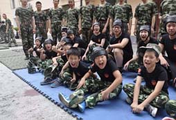中國(guó)121軍事夏令營(yíng)讓孩子像軍人一樣