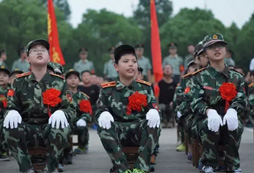 121軍事夏令營(yíng)培養(yǎng)孩子吃苦耐勞的精神
