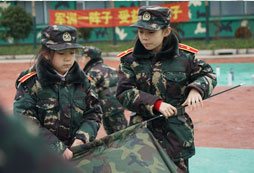 參加中國121軍事夏令營幫助孩子從小樹立信心！
