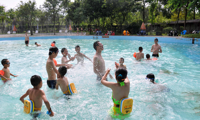 在軍事夏令營中的游泳項目