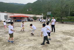 孩子們一起嬉戲