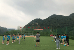 操場嬉戲