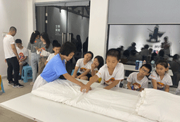 學(xué)習(xí)疊被子疊成豆腐塊