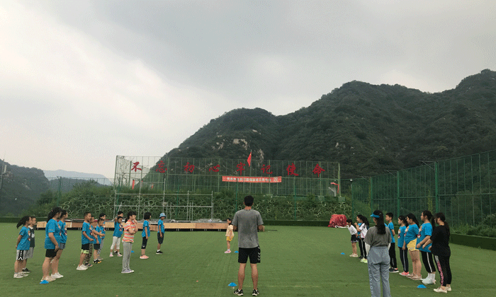操場嬉戲