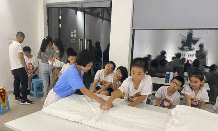 學習疊被子疊成豆腐塊