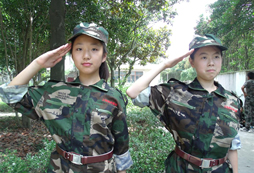 宿州小學(xué)生夏令營感受軍人鐵血精神