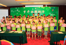 孩子們?cè)趬?mèng)開始的地方合影