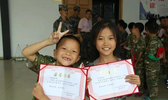 孩子參加安徽軍事訓(xùn)練營(yíng)會(huì)改變孩子孤僻的性格嗎？.jpg