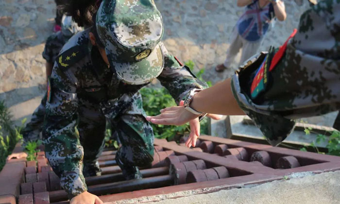 寶雞中學(xué)生軍事夏令營.jpg