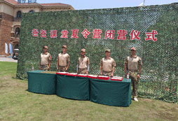 教官向?qū)W員道別