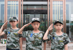 站軍姿，敬禮