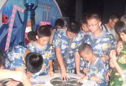 參加北京航天飛船體驗(yàn)夏令營(yíng)讓孩子的夢(mèng)想在這實(shí)現(xiàn)
