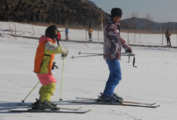 北京滑雪夏令營介紹讓你馳騁滑雪場的高滑雪技巧