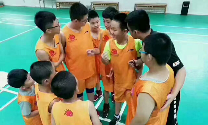 附近中學(xué)生學(xué)籃球