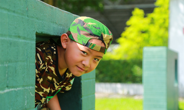北京軍事夏令營(yíng)中孩子們?cè)谟?xùn)練