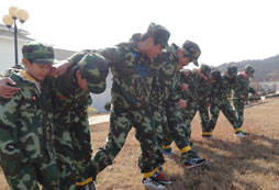 參加今年的國內(nèi)兒童軍事夏令營讓孩子夢想成真！