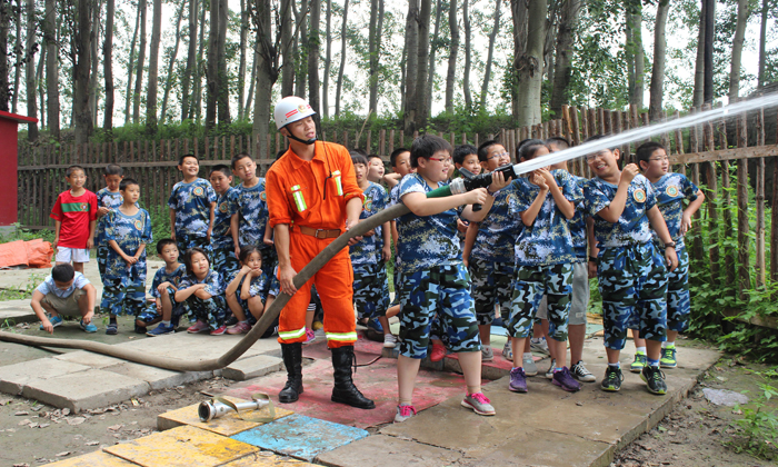 六歲孩子參加軍事夏令營(yíng),