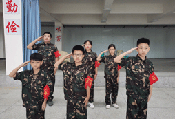 站軍姿，敬軍禮！
