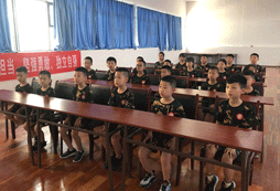 課堂紀(jì)律嚴(yán)明，同學(xué)們認(rèn)真聽(tīng)講