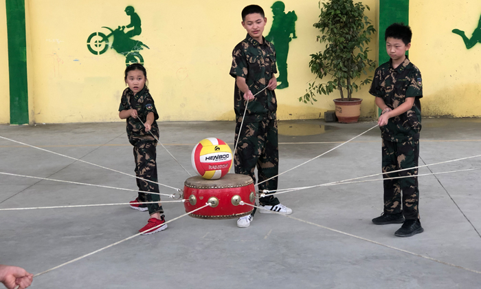 擊鼓顛球