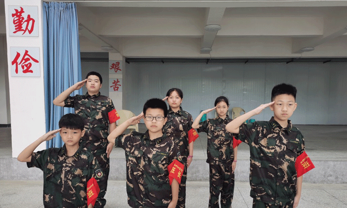 站軍姿，敬軍禮！