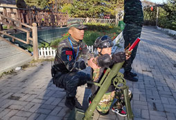 教官指導(dǎo)學(xué)員發(fā)射火箭筒