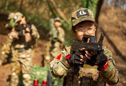 來兵鋒教育夏令營體驗(yàn)特種兵生活