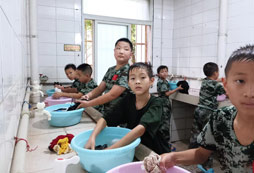 自己洗衣服的學(xué)員們