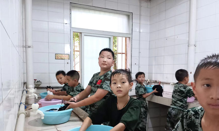 自己洗衣服的學(xué)員們