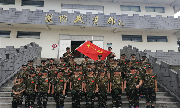 小營(yíng)員們?cè)趪?guó)防教育館的合照