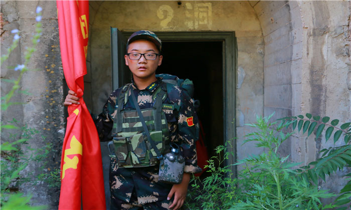 營員在洞口旁的合照