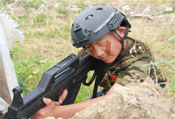 孩子們軍事拓展訓(xùn)練