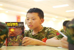 孩子利用課間看書