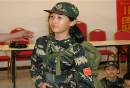 女營(yíng)員身上負(fù)重了