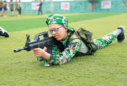 營員趴在地上射擊