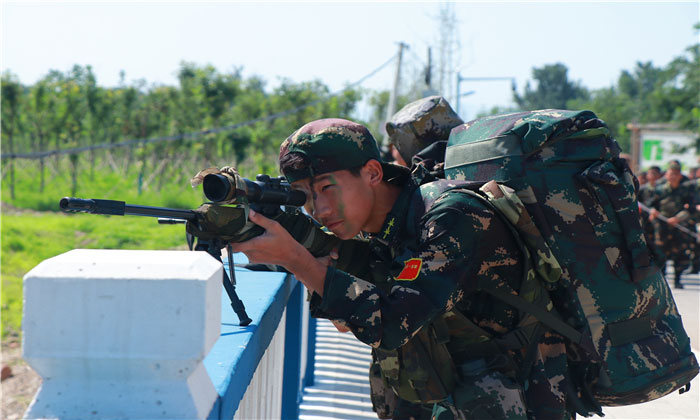 營(yíng)員在城樓上射擊