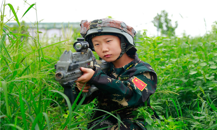 在草叢中尋找目標