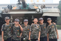 北京八一夏令營(yíng)帶領(lǐng)孩子感受軍人情懷