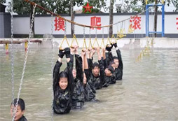 青少年在八一軍旅夏令營體驗(yàn)軍人熱血生活