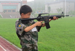八一軍事夏令營(yíng)閉營(yíng)儀式，烈火浴血灑青春
