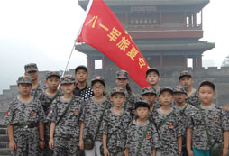 參加八一軍事夏令營(yíng)全面提高孩子的綜合能力
