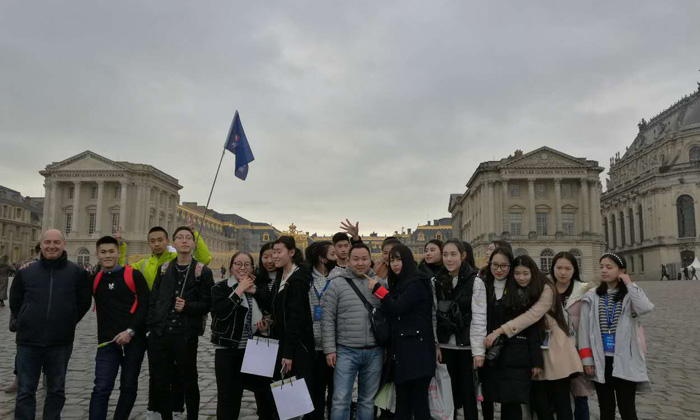 凡爾賽宮團(tuán)隊合影