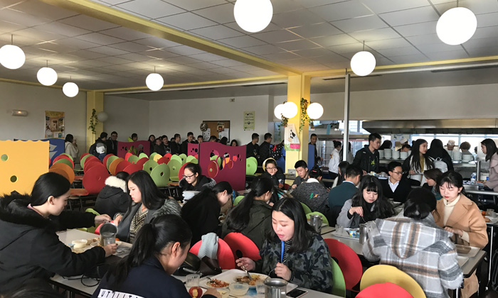 大學食堂午餐