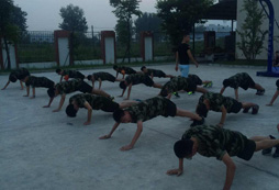 在成都軍事夏令營活動中孩子會不會只是一個旁觀者？