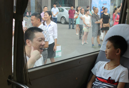 克制熊孩子，不妨“以強制強”