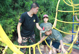 成都軍事夏令營訓(xùn)練孩子成長能力！